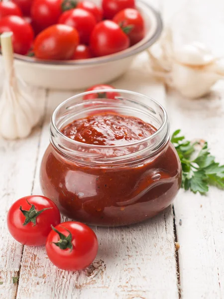 Tomatensaus met basilicum in glazen pot — Stockfoto