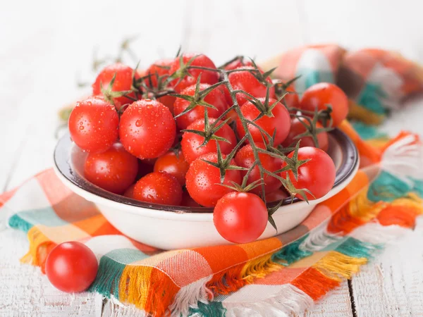 Cherry tomaten en basilicum in kom — Stockfoto