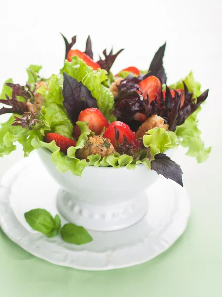 Salade au poulet et fraise — Photo