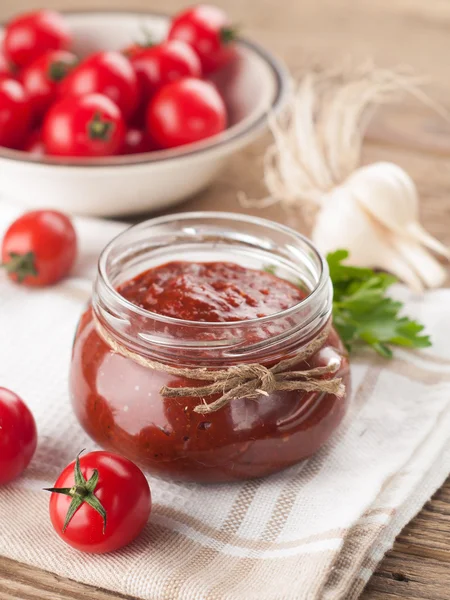 Salsa de tomate con albahaca en frasco de vidrio —  Fotos de Stock