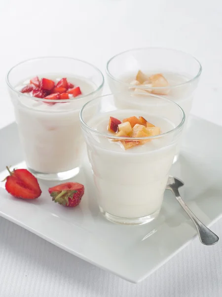 Vasos con yogur de frutas y bayas —  Fotos de Stock