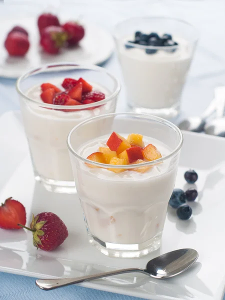 Glas med frukt- och yogur — Stockfoto