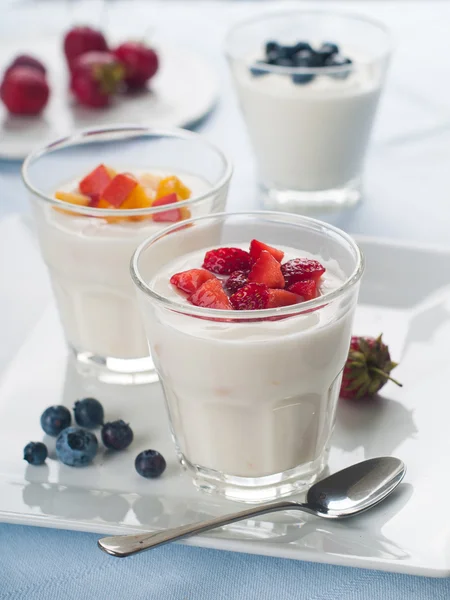 Glazen met fruitbomen en bessen yoghurt — Stockfoto