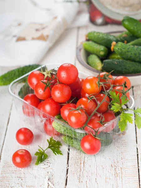 Черри помидоры и огурцы в миске — стоковое фото