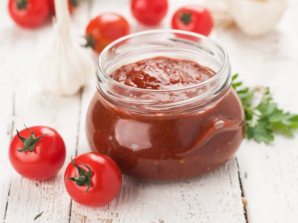 Salsa di pomodoro con basilico in vaso di vetro — Foto Stock