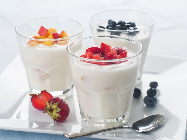 Gläser mit Obst und Beerenjoghurt — Stockfoto