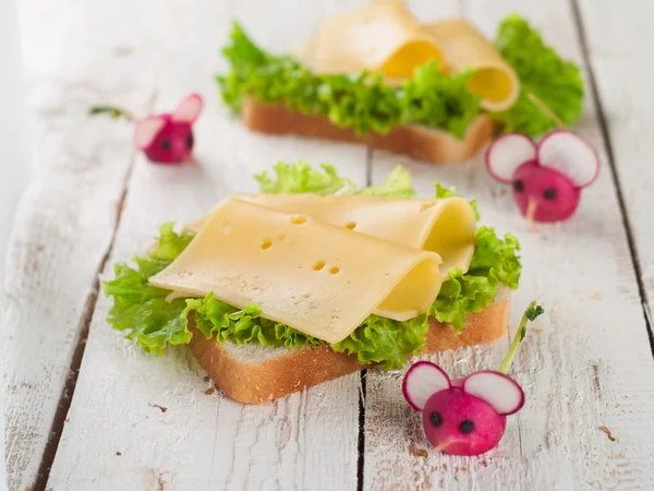 Sanduíches com queijo e rabanete — Fotografia de Stock