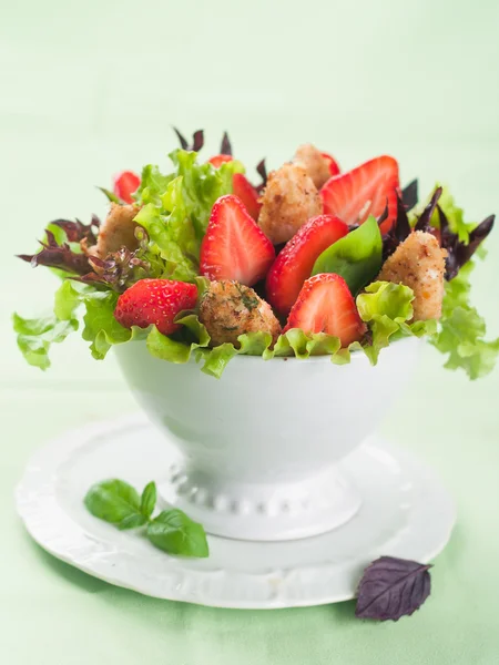 Salade au poulet et fraise — Photo