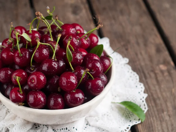 Ripe cherries in rustic bowl — Stock Photo, Image