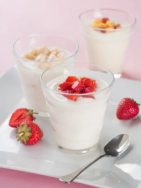 Vasos con yogur de frutas y bayas — Foto de Stock