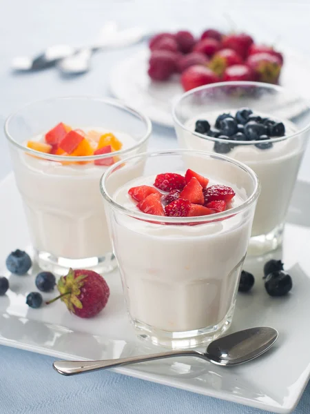 Glazen met fruitbomen en bessen yogur — Stockfoto