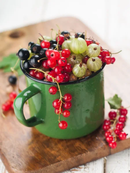 Green mug of mixed fresh berries — Stock Photo, Image