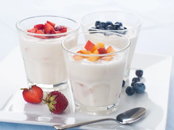 Gläser mit Obst und Beerenjoghurt — Stockfoto