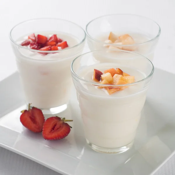 Vasos con yogur de frutas y bayas — Foto de Stock
