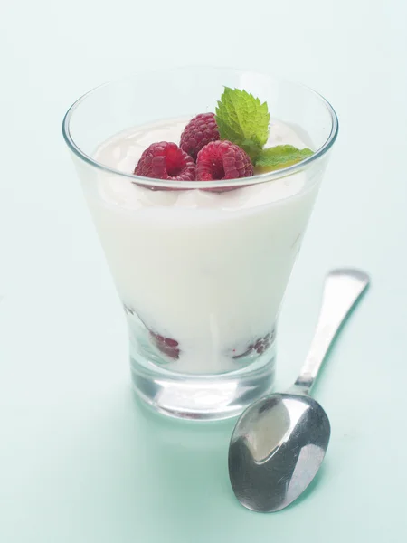 Завтрак с йогуртом и ягодами — стоковое фото