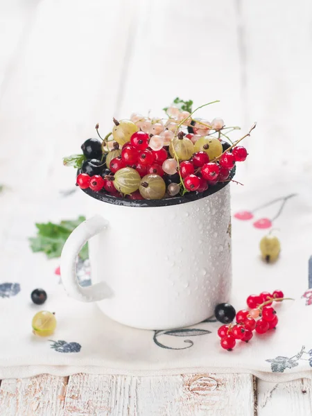 Mug of mixed fresh berries — Stock Photo, Image