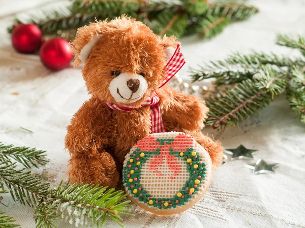 Galleta de Navidad y oso — Foto de Stock