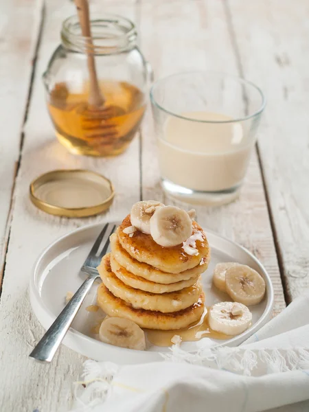Cottage cheese pancakes with honey — Stock Photo, Image