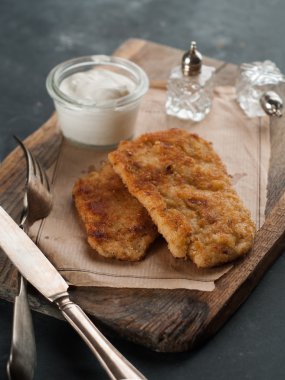 Tavuk veya domuz eti schnitze