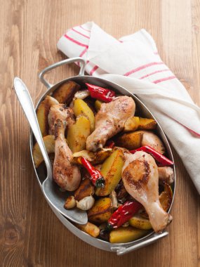 Fırında pişirilmiş tavuk bacağı.