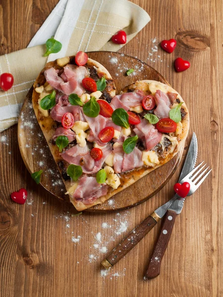 kalp şeklinde pizza