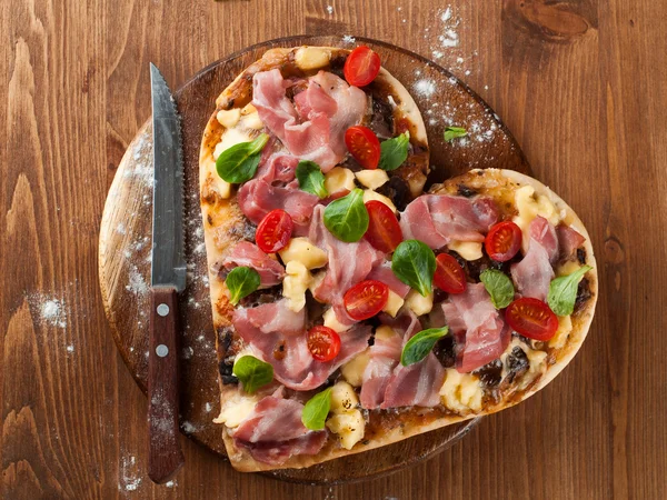 Hartvormige pizza — Stockfoto
