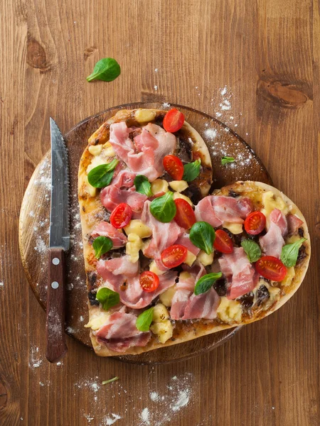 Pizza a forma di cuore — Foto Stock