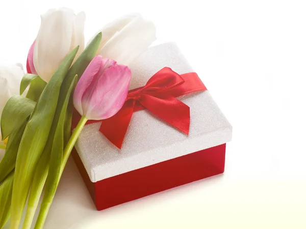 Coffret cadeau avec tulipes roses — Photo