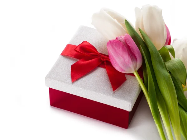 Coffret cadeau avec tulipes roses — Photo