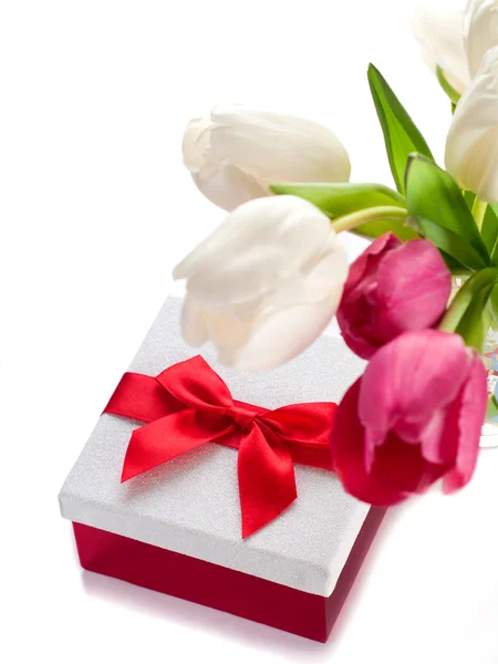 Coffret cadeau avec tulipes roses et blanches — Photo