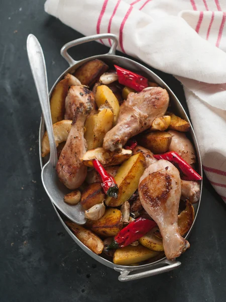 Im Ofen gebackene Hühnerkeulen — Stockfoto