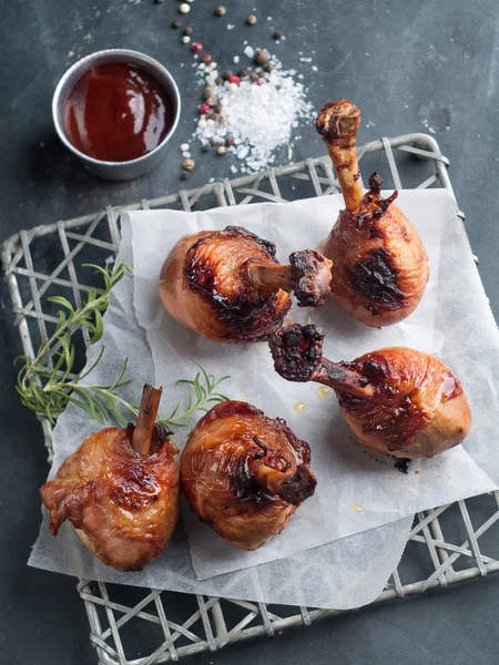 Gegrillte Hühnerkeulen — Stockfoto