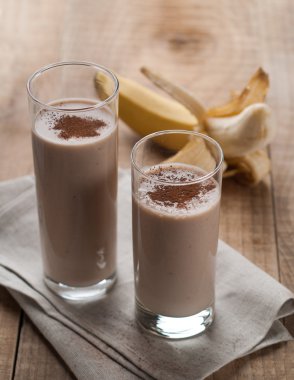 Çikolata ve muz smoothie (muzlu süt)