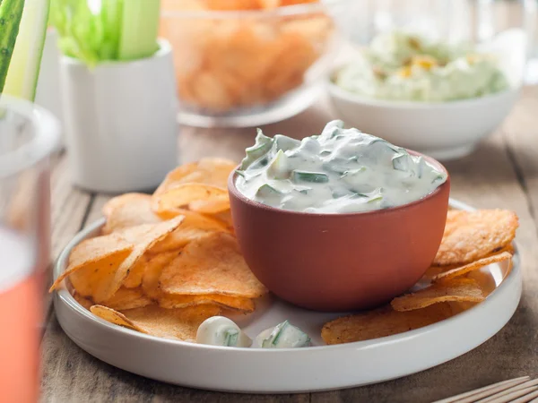 Potato chips with dip — Stock Photo, Image