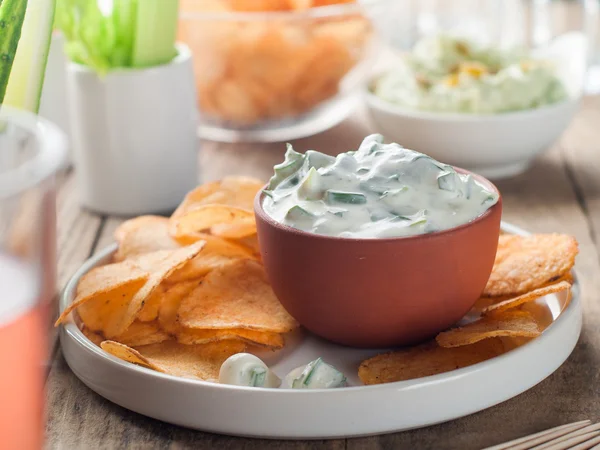 Kartoffelchips mit Dip — Stockfoto