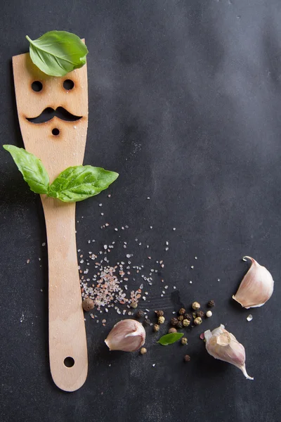 Vintage tebeşir tahta spatula ve baharat ile — Stok fotoğraf