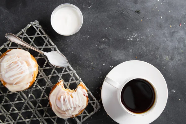 Färska bullar och kopp kaffe — Stockfoto