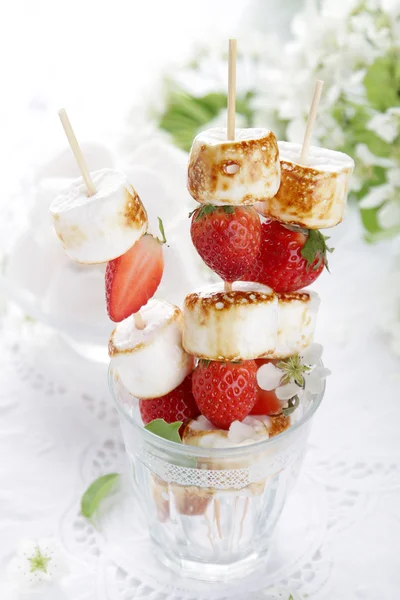 Grillade marshmallows och färska jordgubbar — Stockfoto