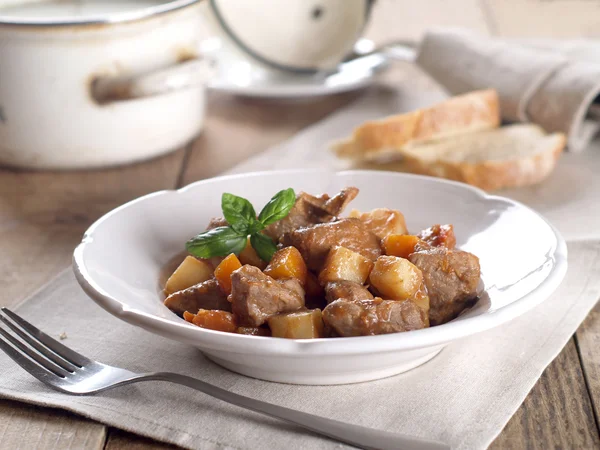 Carne de bovino e produtos hortícolas goulash — Fotografia de Stock