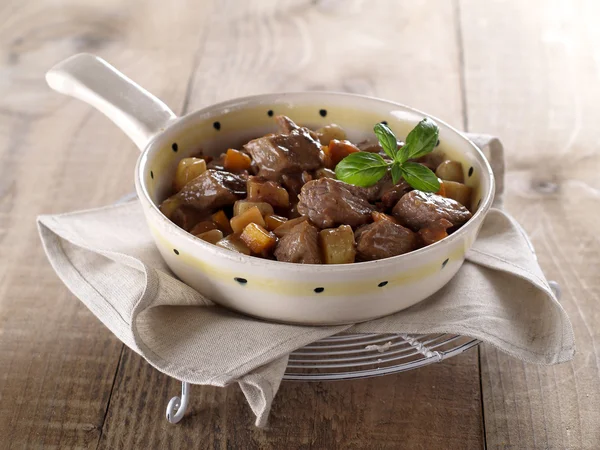 Carne de bovino e produtos hortícolas goulash — Fotografia de Stock