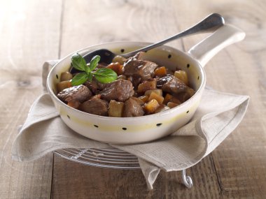 Sığır eti ve sebze gulaş