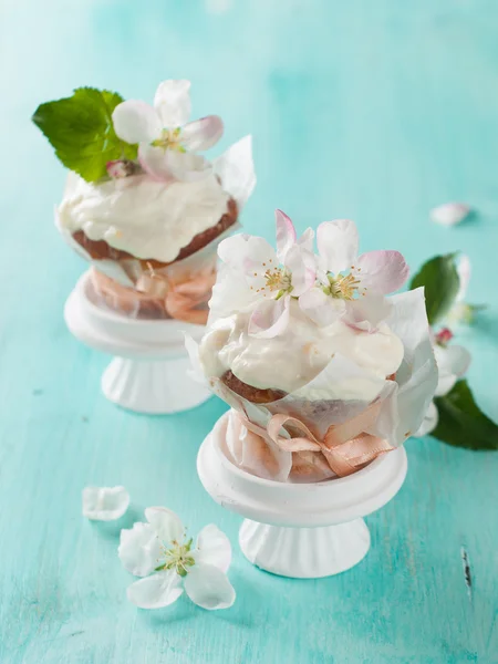 Friss virág muffin vagy torta fényképével — Stock Fotó