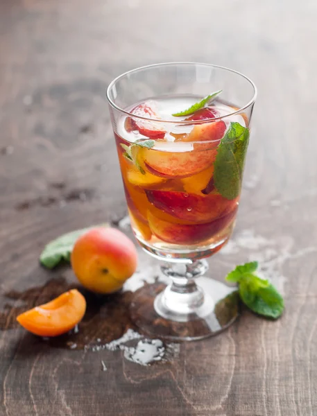 Летний напиток с абрикосом — стоковое фото