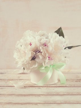 Vazoda beyaz peonies 