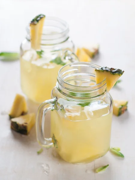 Ананасовый лимонад — стоковое фото