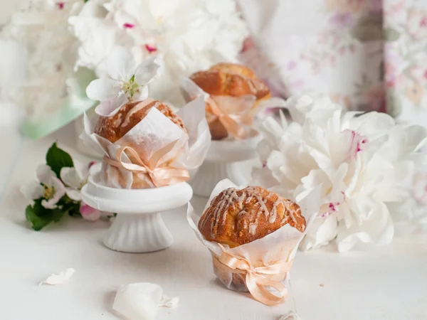 Cupcake or muffin with fresh flower — Stock Photo, Image