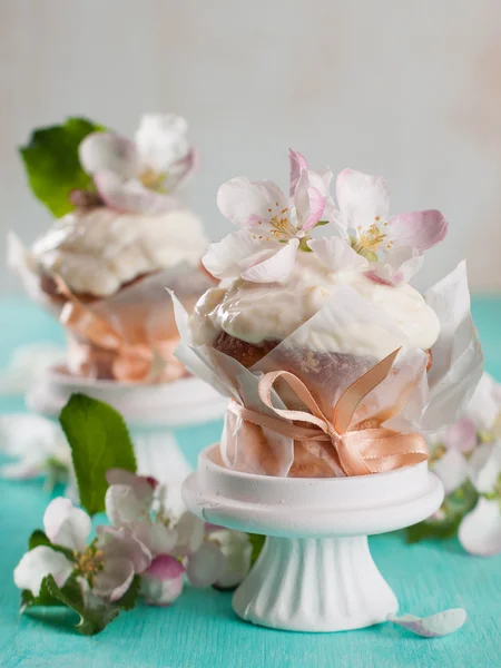 Cupcake ou muffin com flor fresca — Fotografia de Stock