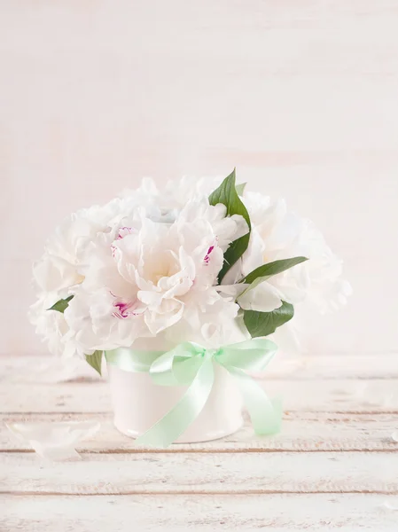 Peonie bianche in vaso — Foto Stock