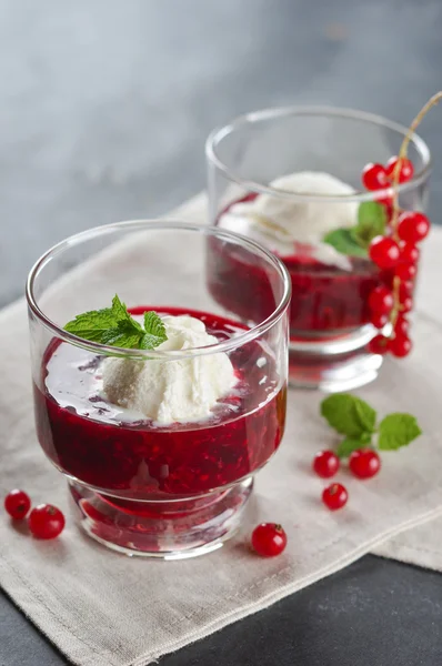 Berry soslu dondurma ile — Stok fotoğraf