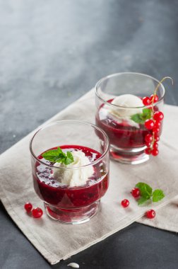 Berry soslu dondurma ile